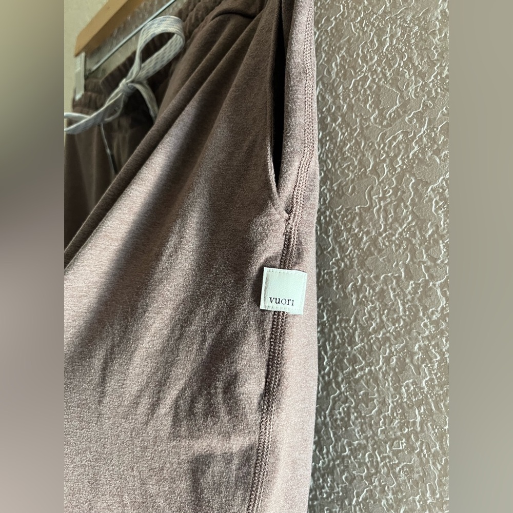 Vuori Performance Jogger - Fossil